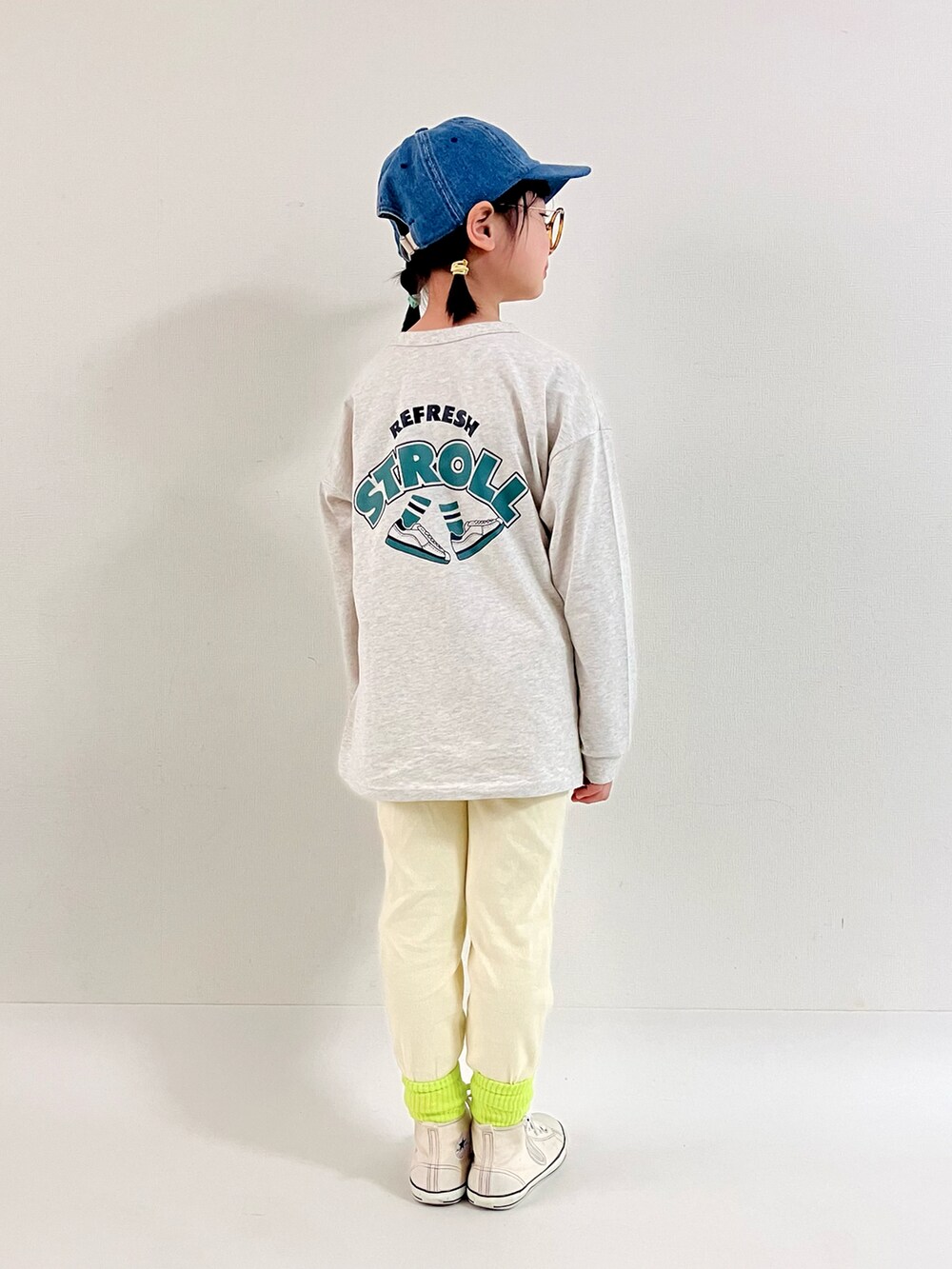 「おそろいコーデ、レギンス、ロンT、キャップ、スニーカー、めがね、カラフル、モノトーン、春色」|「UNIQLOのアイテム(キャップ、ブルー系)」を使った、syun★さん(キッズ・141cm)の冬コーディネートの2枚目の写真