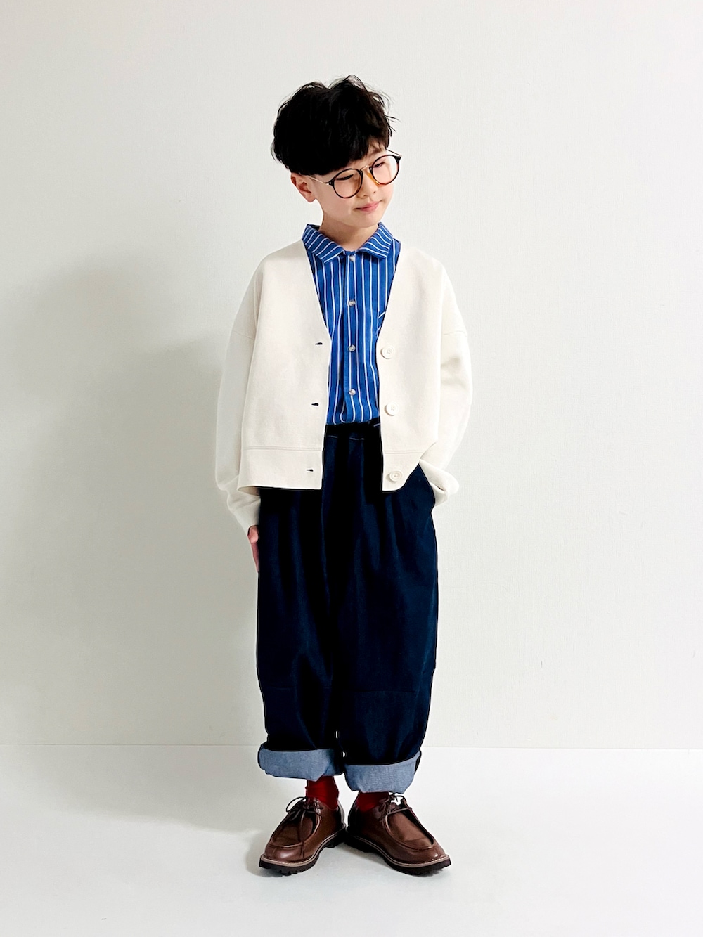 ブルー系のシャツ/ブラウス、ブルー系のその他パンツを着用したキッズの冬コーディネートの2枚目の写真