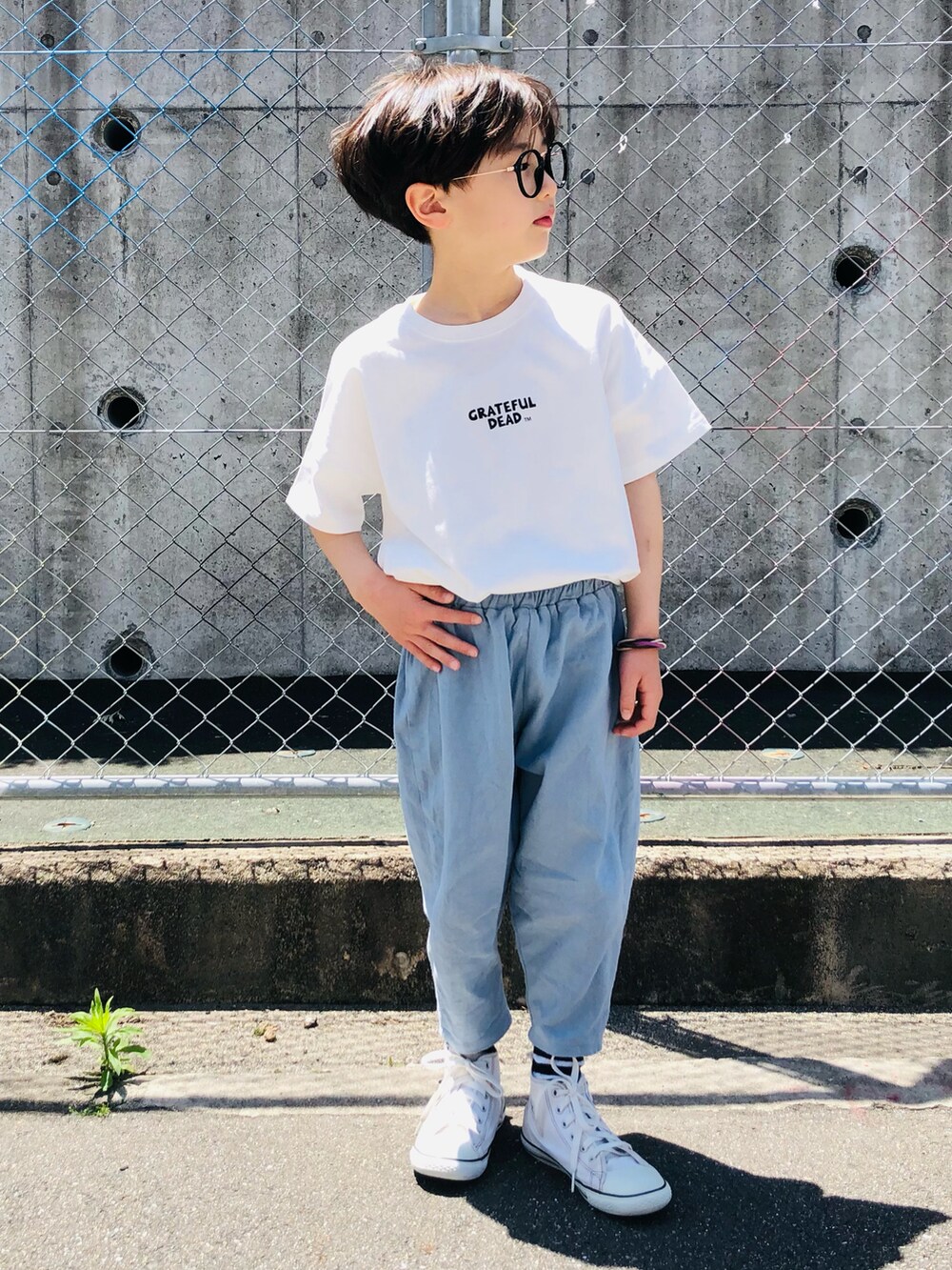ホワイト系のTシャツ/カットソー、ブルー系のその他パンツ、ホワイト系のスニーカーを着用したキッズの春コーディネートの3枚目の写真