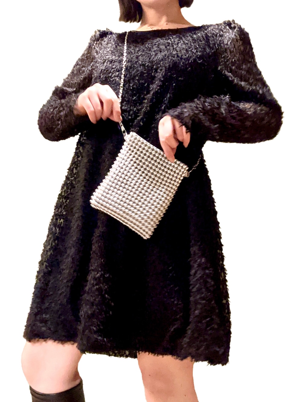 ブラック系のブーツ、シルバー系のショルダーバッグ、ブラック系のワンピースを着用したレディースの春コーディネートの2枚目の写真