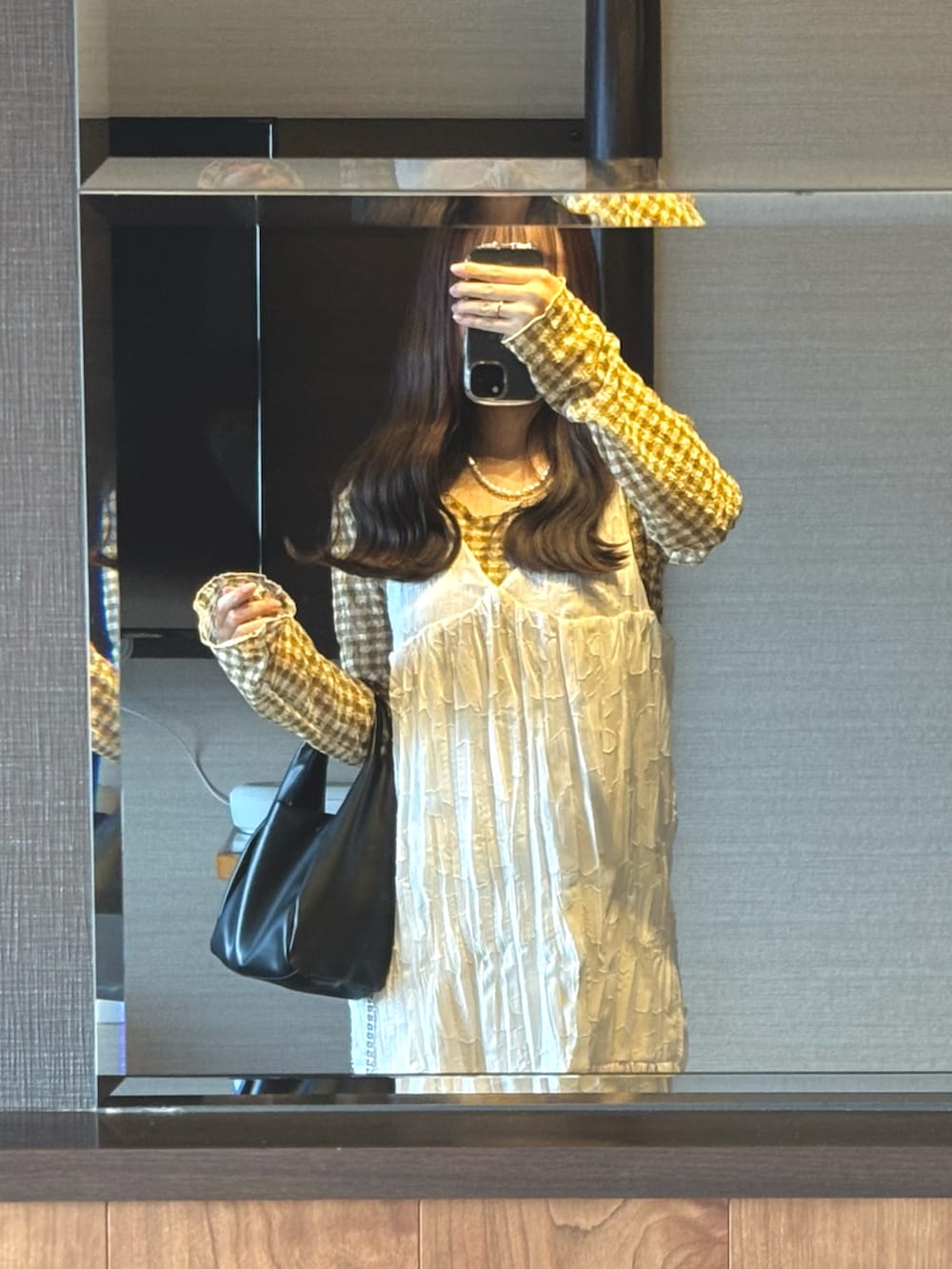 「ショルダーバッグ、サンダル、楽チンコーデ、低身長女子、おしゃれさんと繋がりたい、ワンピースコーデ、おでかけコーデ、ゆるシルエット、春服、150cm台コーデ、ウェーブ、チェック、春服コーデ、低身長コーデ」｜「Kastaneの【WEB限定/低身長サイズ/2サイズ展開】シアージャガードレースノースリワンピース（ワンピース、ホワイト系）」を使った、𝐒𝐡𝐢𝐡𝐨さん（レディース・150cm）の春コーディネートの2枚目の写真