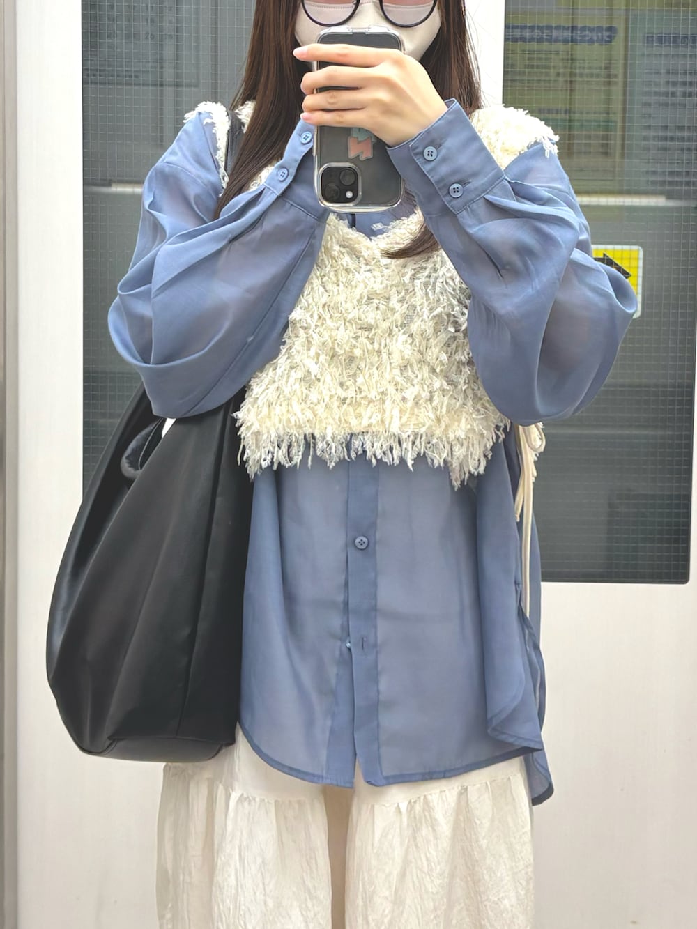 「大人カジュアル、春服コーデ、春カラー、きれいめコーディネート、ラフコーデ、レイヤードスタイル、シャツスタイル、おしゃれさんと繋がりたい、今日のコーデ、楽チンコーデ、スニーカーコーデ、ブルー、ヘルシーコーデ、シャツコーデ、ショルダーバッグ」｜「LOWRYS FARMのアイテム（ベスト、ホワイト系）」を使った、𝐒𝐡𝐢𝐡𝐨さん（レディース・150cm）の春コーディネートの2枚目の写真