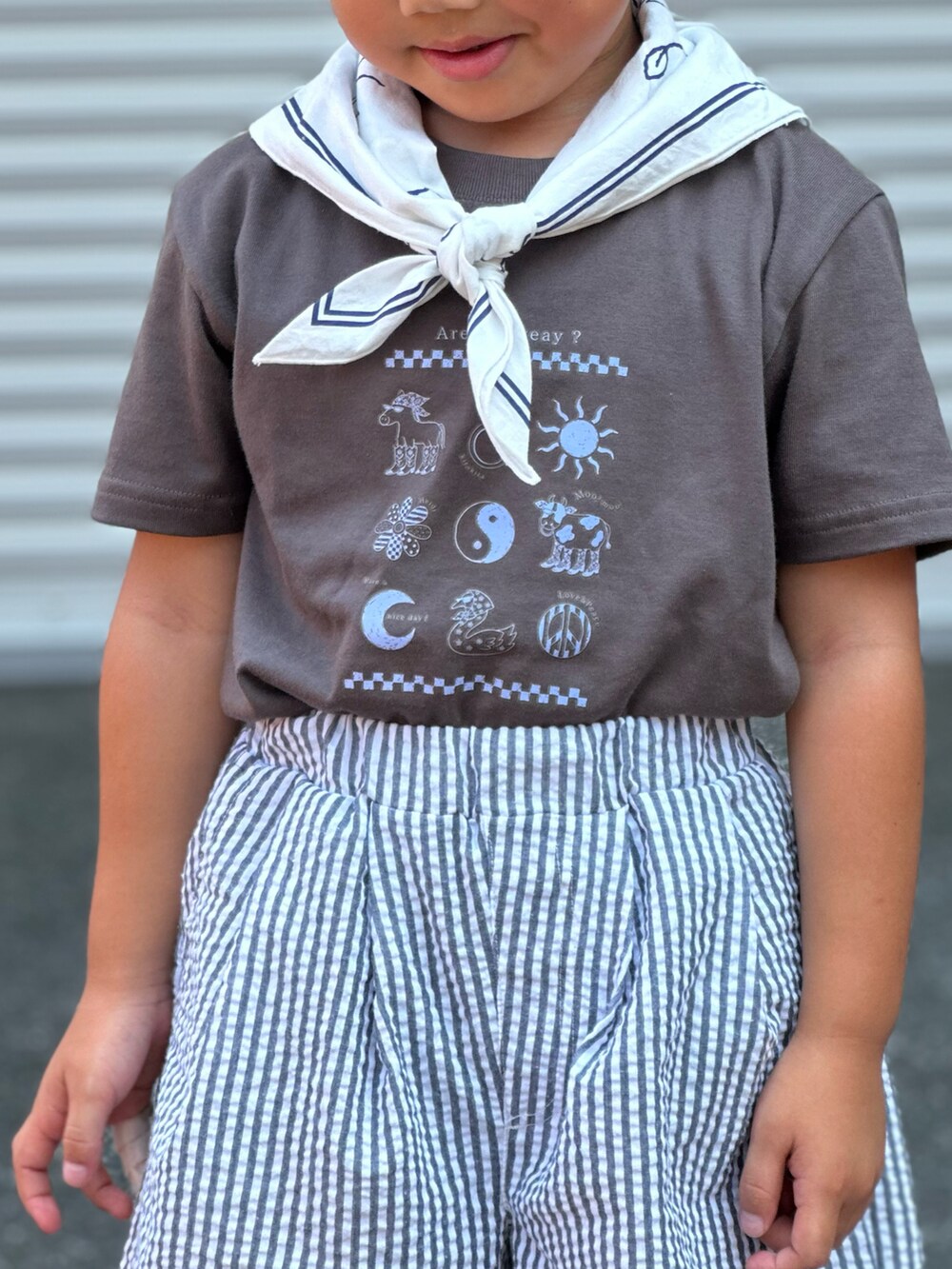 グレー系のその他パンツ、ブラック系のスニーカー、グレー系のTシャツ/カットソーを着用したキッズの夏コーディネートの2枚目の写真