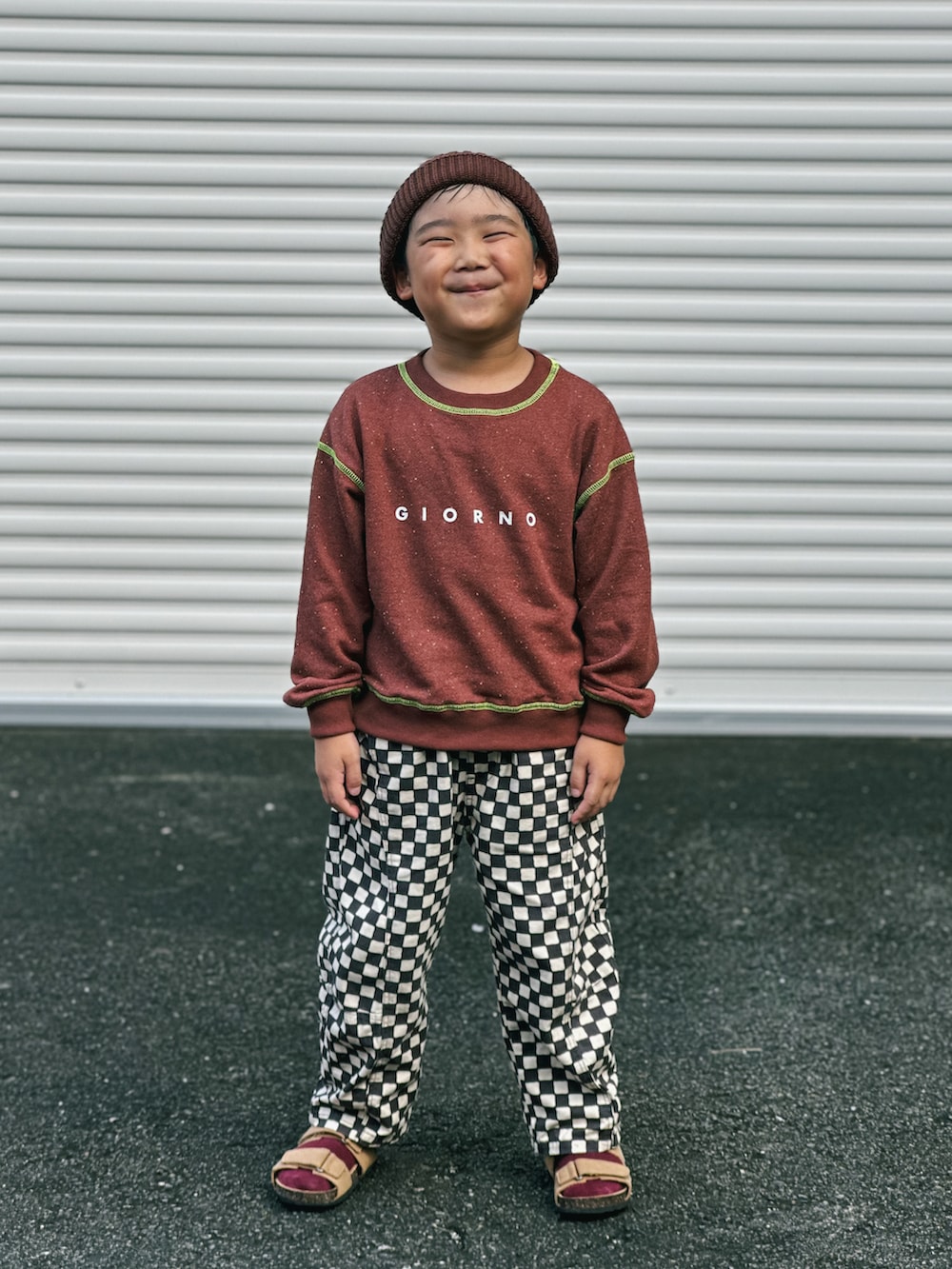 グレー系のその他パンツ、ブラウン系のパーカー、ベージュ系のサンダルを着用したキッズの秋コーディネートの2枚目の写真