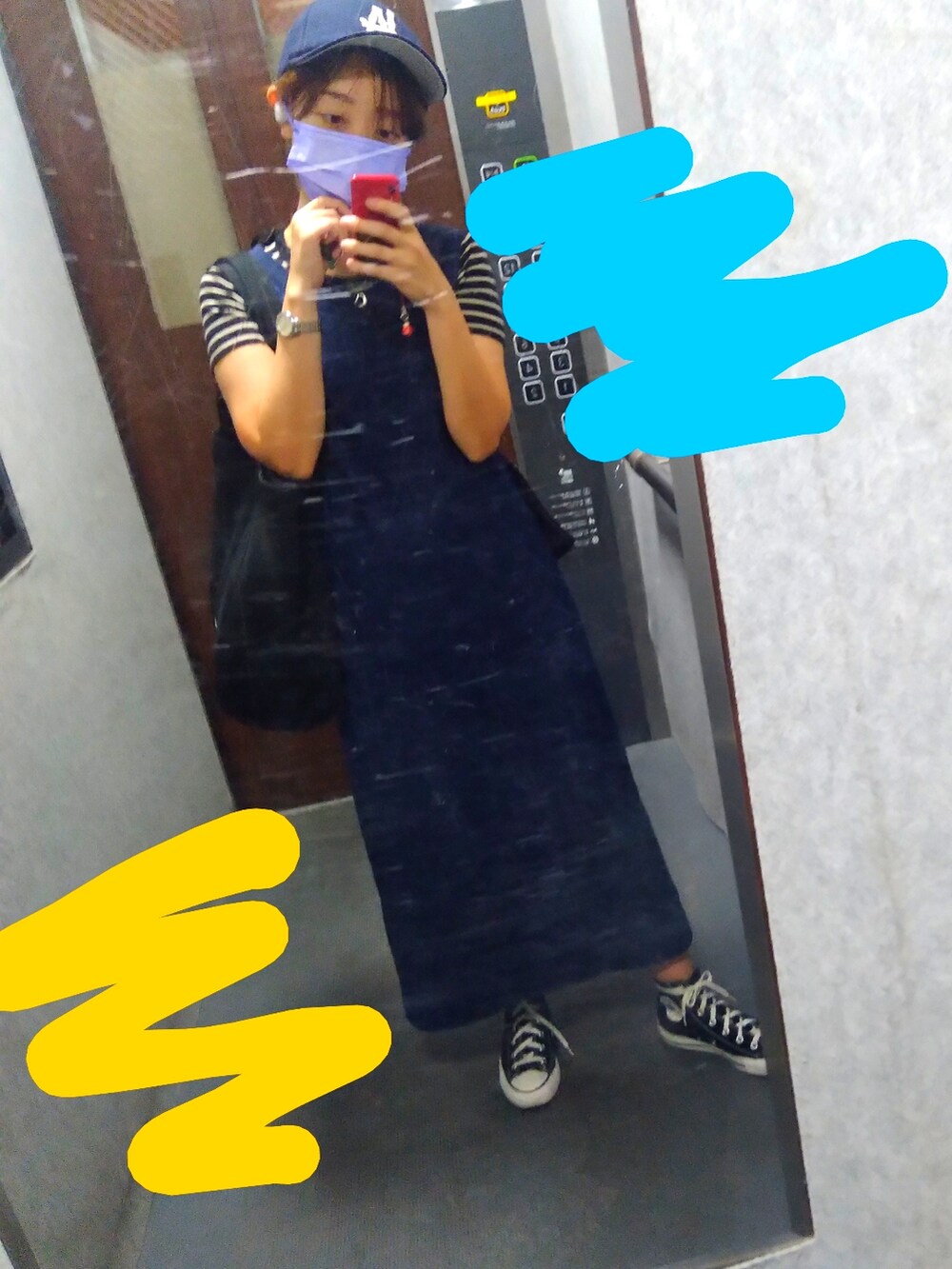 ブラック系のトートバッグ、ブラック系のスニーカー、ブルー系のオールインワン・サロペットを着用したレディースの夏コーディネートの2枚目の写真