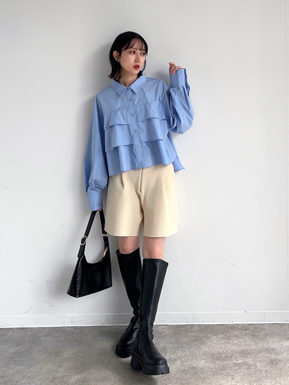 ブルー系のシャツ/ブラウス、ベージュ系のその他パンツ、ブラック系のブーツを着用したレディースの春コーディネートの2枚目の写真