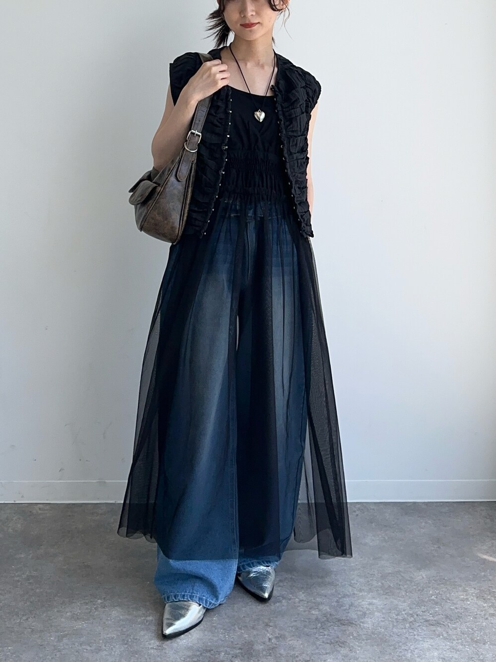 ブラック系のその他トップス、ブラック系のワンピース、ブルー系のデニムパンツを着用したレディースの夏コーディネートの2枚目の写真