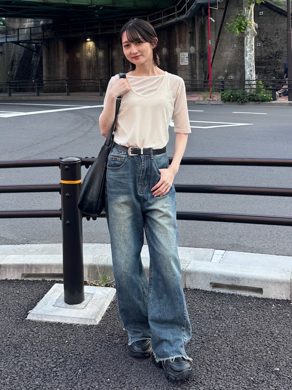 ホワイト系のTシャツ/カットソー、グリーン系のデニムパンツ、ブラック系のスニーカーを着用したレディースの春コーディネートの2枚目の写真
