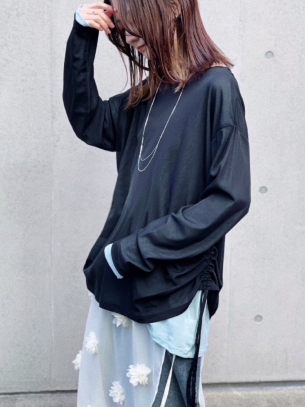 ホワイト系のスカート、ブラック系のTシャツ/カットソー、ブルー系のポロシャツを着用したレディースの春コーディネートの2枚目の写真