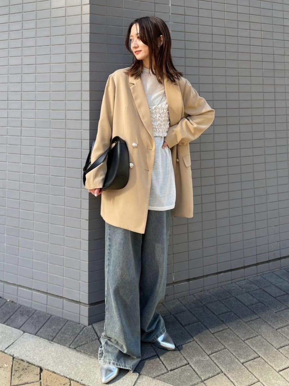 ベージュ系のテーラードジャケット、ホワイト系のTシャツ/カットソー、ホワイト系のその他トップスを着用したレディースの春コーディネートの2枚目の写真