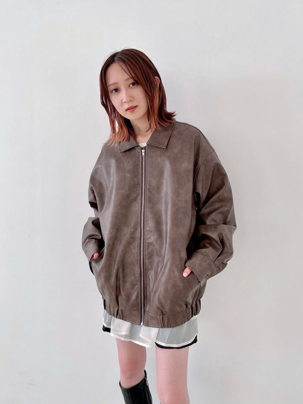 「秋っぽコーデ更新中、秋服コーデ、オトナ女子、チョーカー、韓国ファッション、シアートップス、オフショル、ロングブーツ、淡色コーデ、低身長、ブラウン、ブーツ、イエベ秋」｜「PURE BRIGHTのフェイクレザーオーバーブルゾン（ブルゾン、ブラウン系）」を使った、maoさん（レディース・151cm）の秋コーディネートの3枚目の写真
