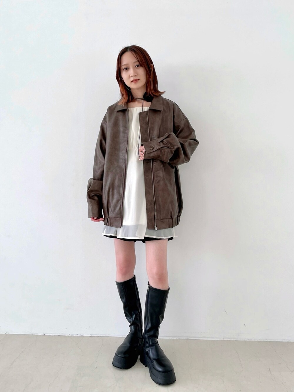 「秋っぽコーデ更新中、秋服コーデ、オトナ女子、チョーカー、韓国ファッション、シアートップス、オフショル、ロングブーツ、淡色コーデ、低身長、ブラウン、ブーツ、イエベ秋」｜「PURE BRIGHTのフェイクレザーオーバーブルゾン（ブルゾン、ブラウン系）」を使った、maoさん（レディース・151cm）の秋コーディネートの4枚目の写真