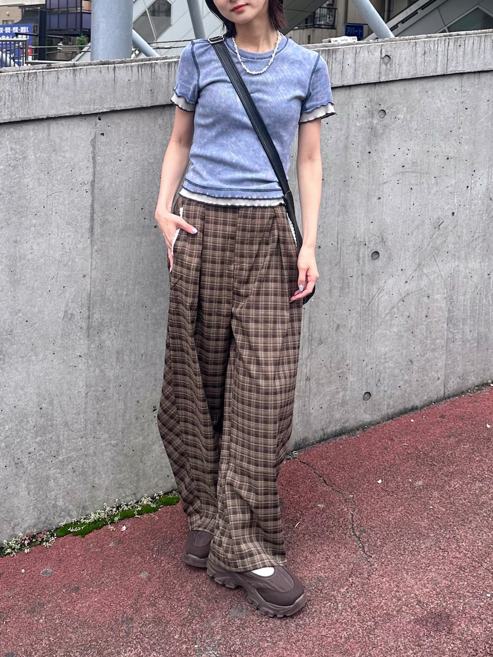 ブルー系のTシャツ/カットソー、ブラウン系のその他パンツ、ブラウン系のスニーカーを着用したレディースの秋コーディネートの2枚目の写真