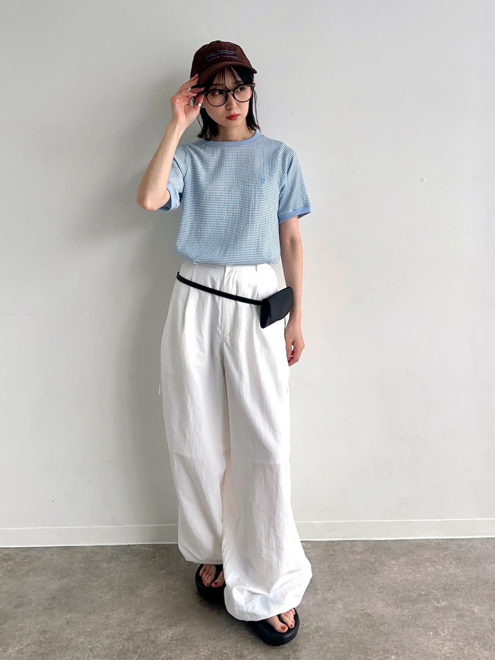 ブルー系のTシャツ/カットソー、ホワイト系のカーゴパンツ、ブラック系のボディバッグ/ウエストポーチを着用したレディースの夏コーディネートの2枚目の写真