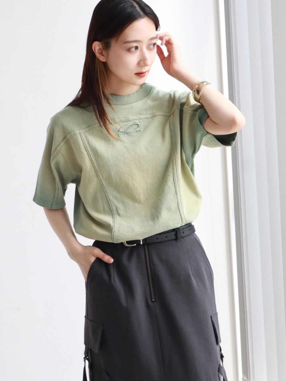 「カーゴスカート、スカート、シークエンズ、夏コーデ、スポーツミックス、ロングスカート、スニーカー、Tシャツ、ニューバランス、低身長コーデ」｜「SEQUENZの【SEQUENZ/シークエンズ】WASHED SPLASH S/S TEE / オーバーサイズ ヴィンテージライク 半袖Tシャツ（Tシャツ/カットソー、グリーン系）」を使った、maoさん（骨格ウェーブ・レディース・152cm）の夏コーディネートの3枚目の写真