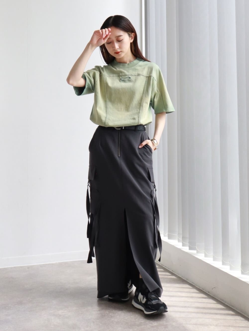 「カーゴスカート、スカート、シークエンズ、夏コーデ、スポーツミックス、ロングスカート、スニーカー、Tシャツ、ニューバランス、低身長コーデ」｜「SEQUENZの【SEQUENZ/シークエンズ】WASHED SPLASH S/S TEE / オーバーサイズ ヴィンテージライク 半袖Tシャツ（Tシャツ/カットソー、グリーン系）」を使った、maoさん（骨格ウェーブ・レディース・152cm）の夏コーディネートの2枚目の写真