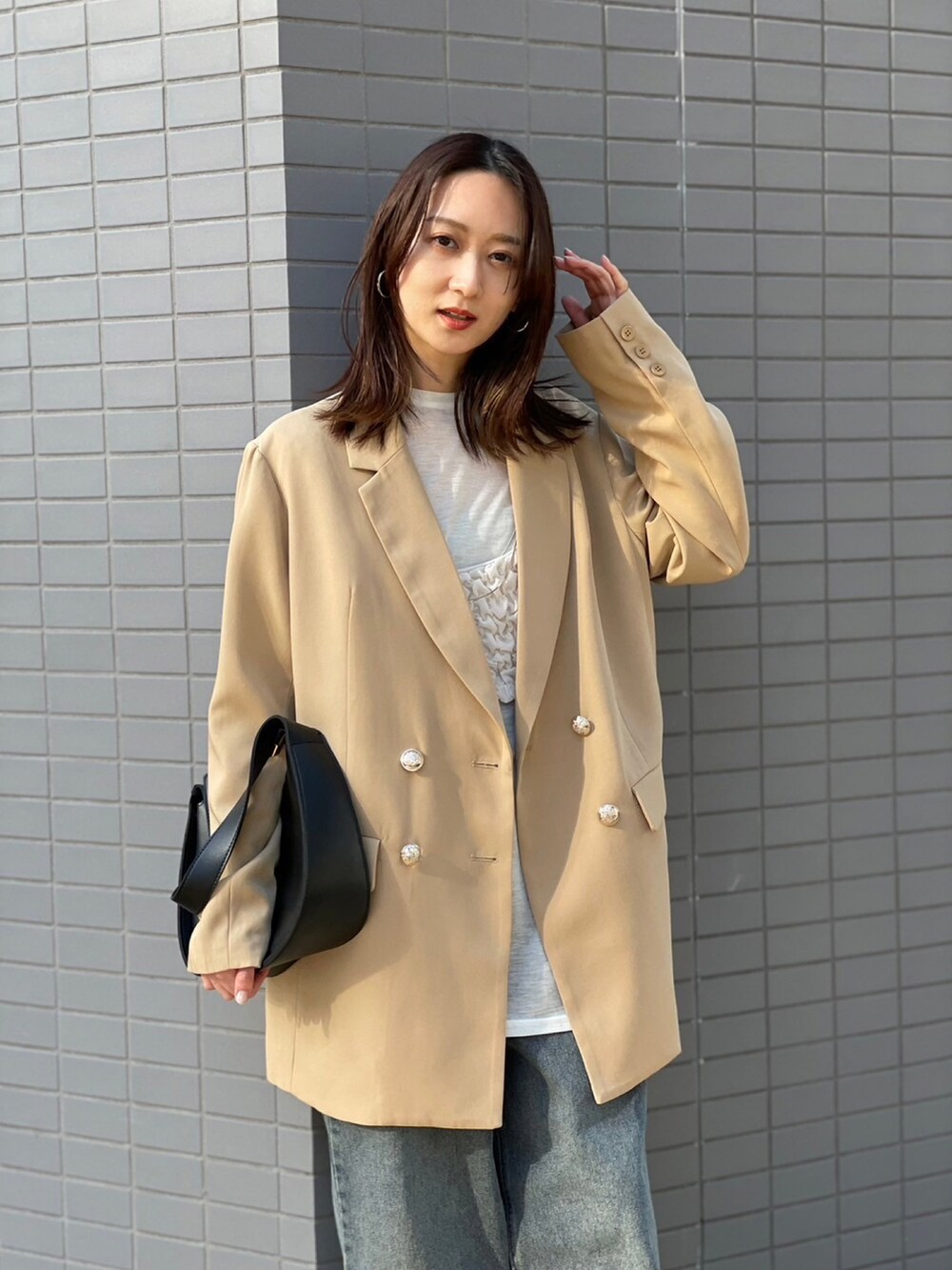 ベージュ系のテーラードジャケット、ホワイト系のTシャツ/カットソー、ホワイト系のその他トップスを着用したレディースの春コーディネートの3枚目の写真