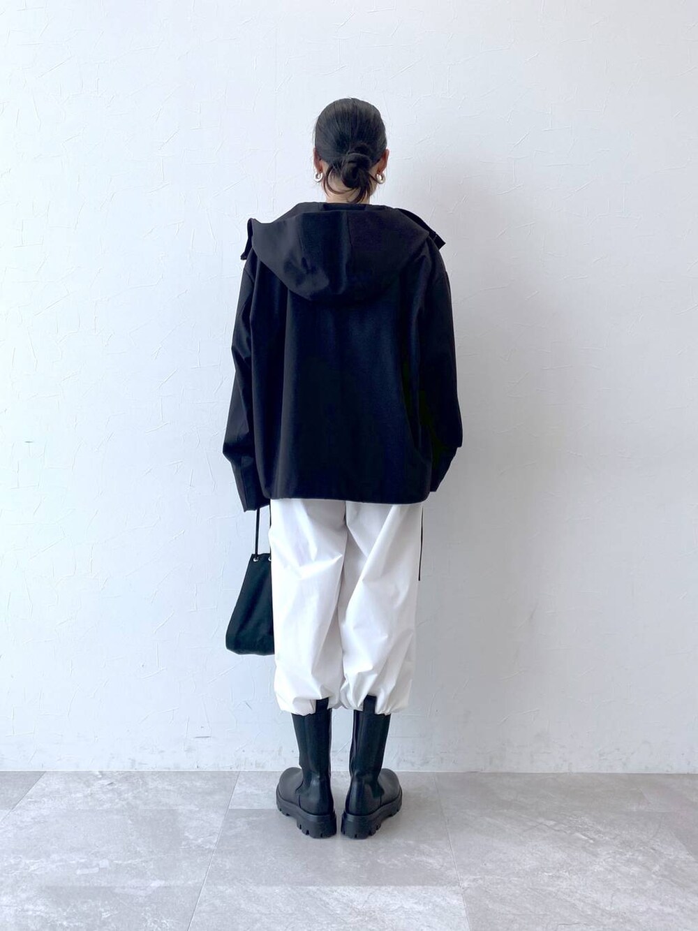 「体型カバー、着痩せ・細見え、ベーシック/シンプル、STERNBERG、雨の日コーデ、レインコート、マウンテンパーカー、スポーティ、アウトドア、モード、ワンピース、サロペット、モノトーン」｜「STERNBERGのSTERNBERG/Flattered／LIA/279173（ブーツ、ブラック系）」を使った、Sakinaさん（レディース・162cm）の夏コーディネートの4枚目の写真