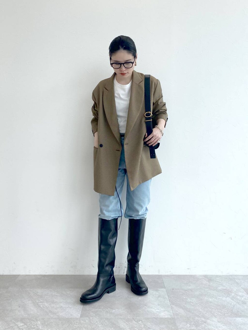 ブルー系のその他パンツ、ブラウン系のテーラードジャケットを着用したレディースの秋コーディネートの8枚目の写真