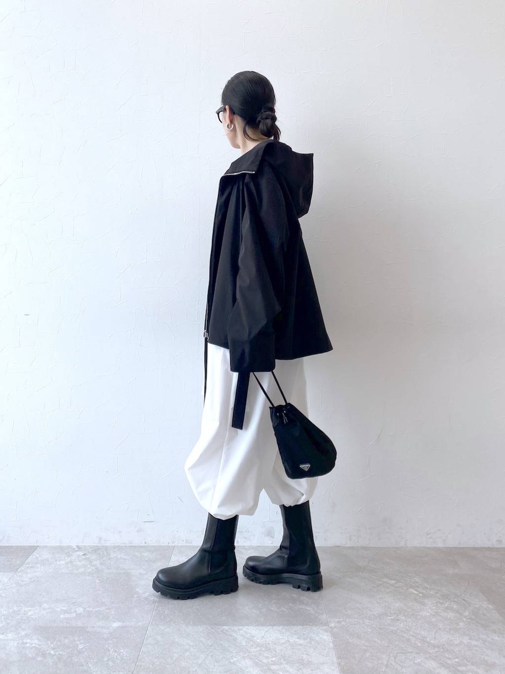 「体型カバー、着痩せ・細見え、ベーシック/シンプル、STERNBERG、雨の日コーデ、レインコート、マウンテンパーカー、スポーティ、アウトドア、モード、ワンピース、サロペット、モノトーン」｜「STERNBERGのSTERNBERG/Flattered／LIA/279173（ブーツ、ブラック系）」を使った、Sakinaさん（レディース・162cm）の夏コーディネートの3枚目の写真