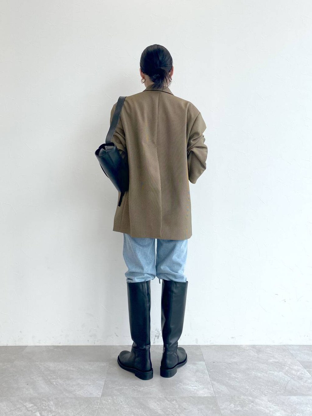 ブルー系のその他パンツ、ブラウン系のテーラードジャケットを着用したレディースの秋コーディネートの4枚目の写真