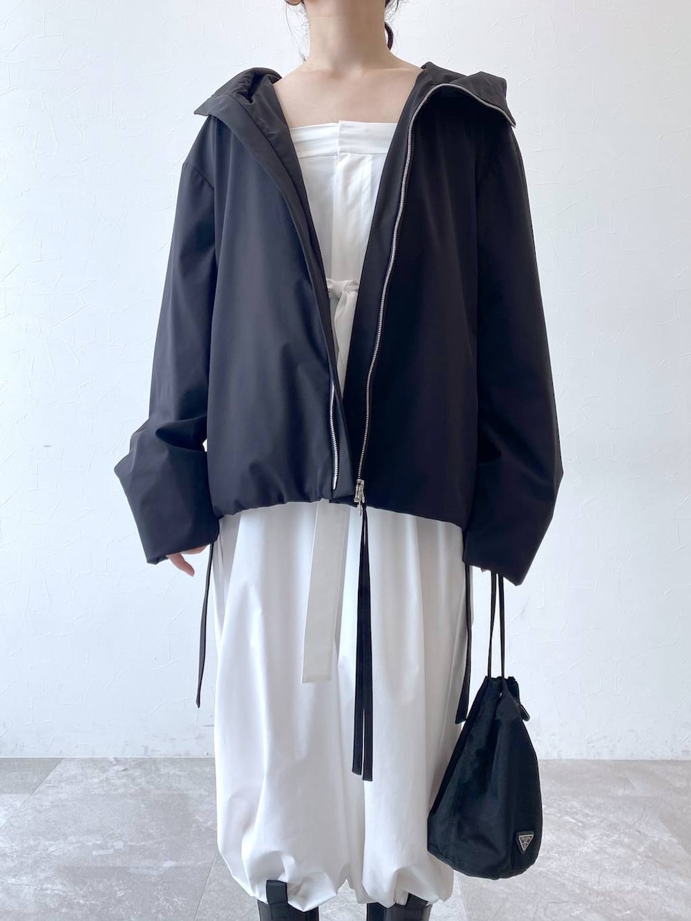 「体型カバー、着痩せ・細見え、ベーシック/シンプル、STERNBERG、雨の日コーデ、レインコート、マウンテンパーカー、スポーティ、アウトドア、モード、ワンピース、サロペット、モノトーン」｜「STERNBERGのSTERNBERG/Flattered／LIA/279173（ブーツ、ブラック系）」を使った、Sakinaさん（レディース・162cm）の夏コーディネートの5枚目の写真