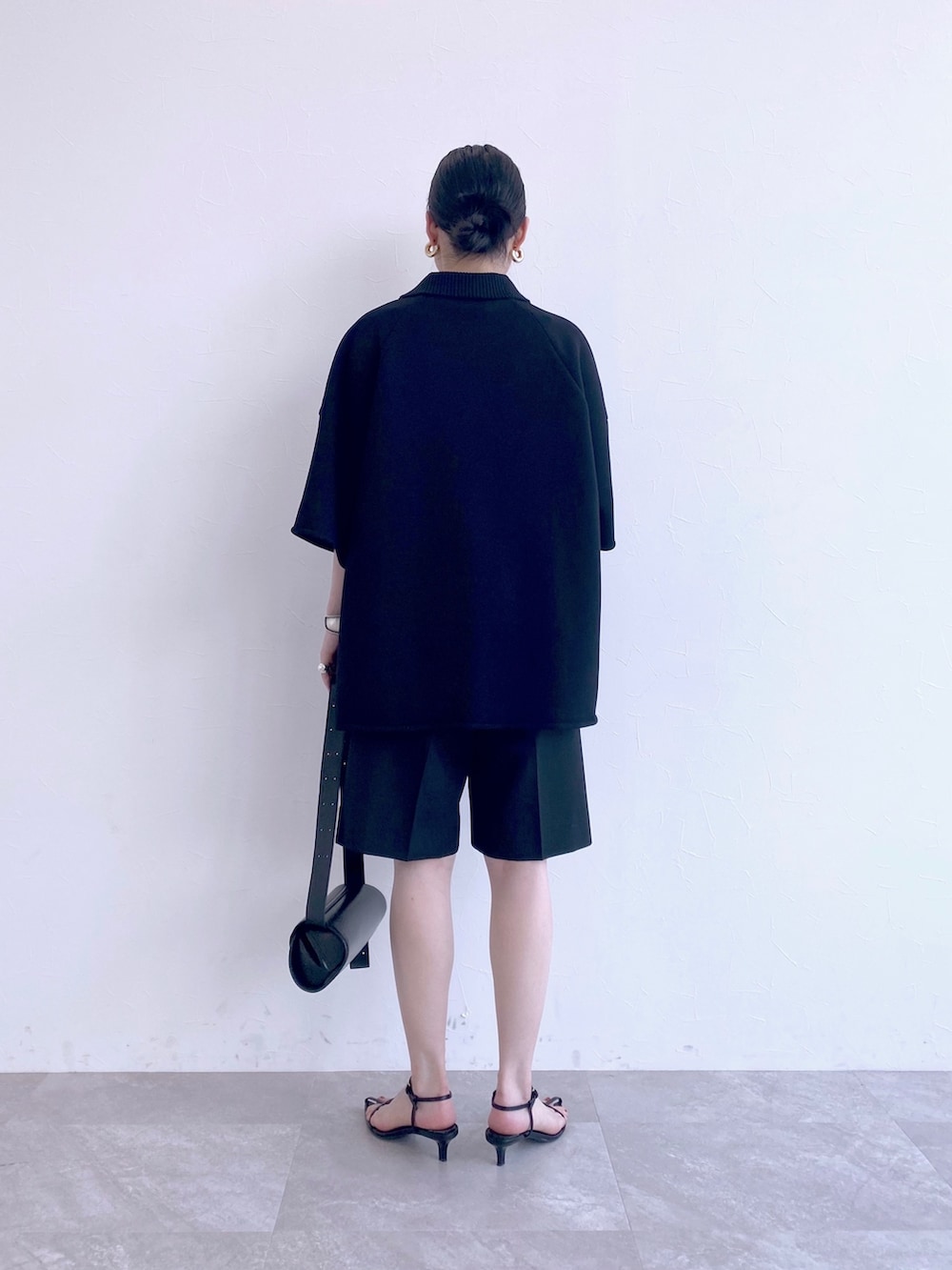 ブラック系のその他パンツ、ブラック系のポロシャツを着用したレディースの春コーディネートの4枚目の写真