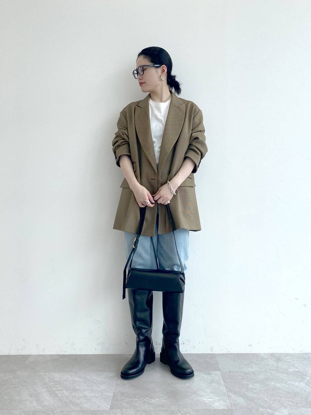 ブルー系のその他パンツ、ブラウン系のテーラードジャケットを着用したレディースの秋コーディネートの2枚目の写真