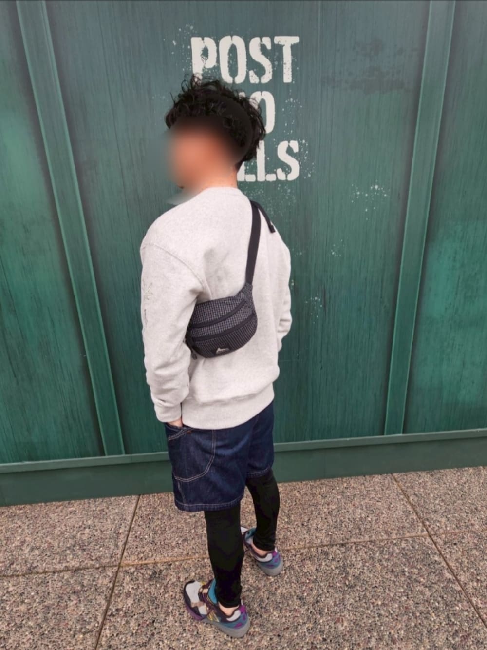 その他のスニーカー、グレー系のスウェット、ブルー系のデニムパンツを着用したメンズの春コーディネートの2枚目の写真