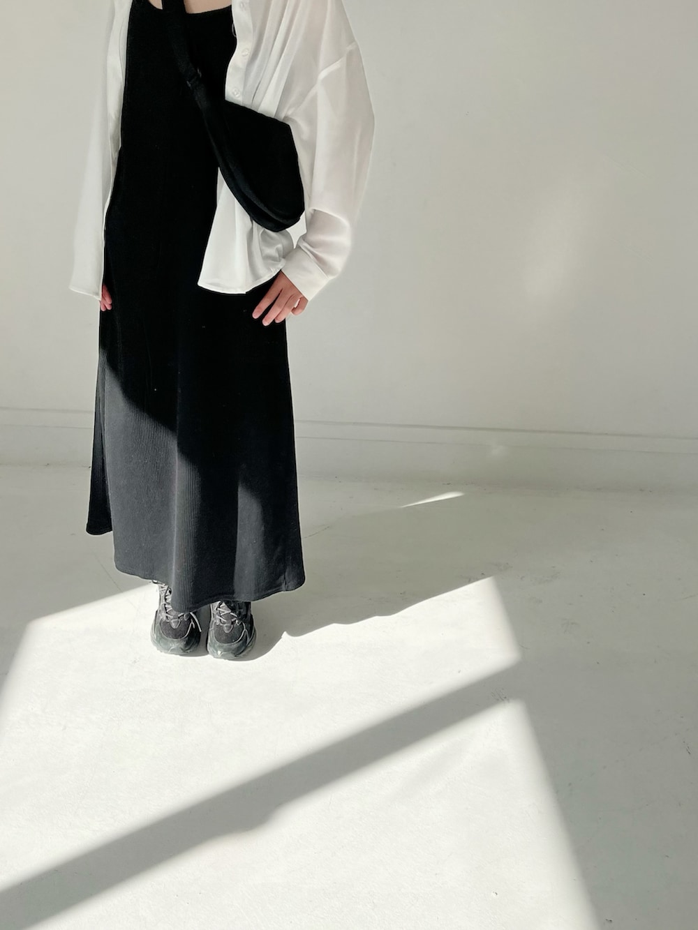 ブラック系のスニーカー、ブラック系のバッグを着用したキッズの夏コーディネートの2枚目の写真