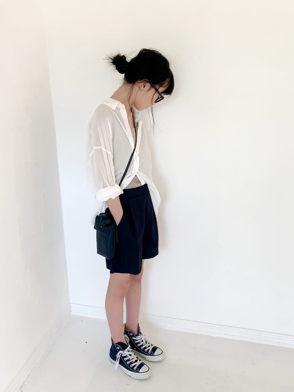 ホワイト系のシャツ/ブラウスを着用したキッズの夏コーディネートの2枚目の写真