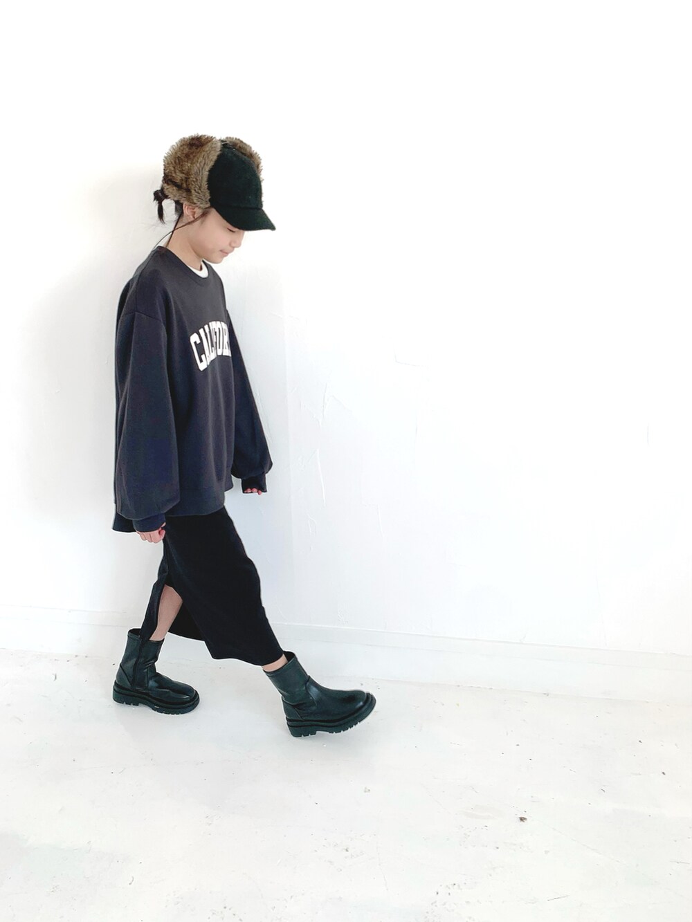 ブラック系のスカートを着用したキッズの冬コーディネートの3枚目の写真