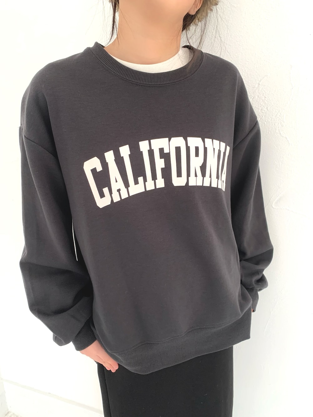 ブラック系のスカートを着用したキッズの冬コーディネートの2枚目の写真