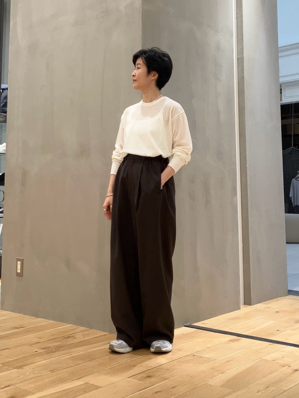 ブラック系のバックパック/リュック、シルバー系のスニーカー、ホワイト系のTシャツ/カットソーを着用したレディースの秋コーディネートの7枚目の写真