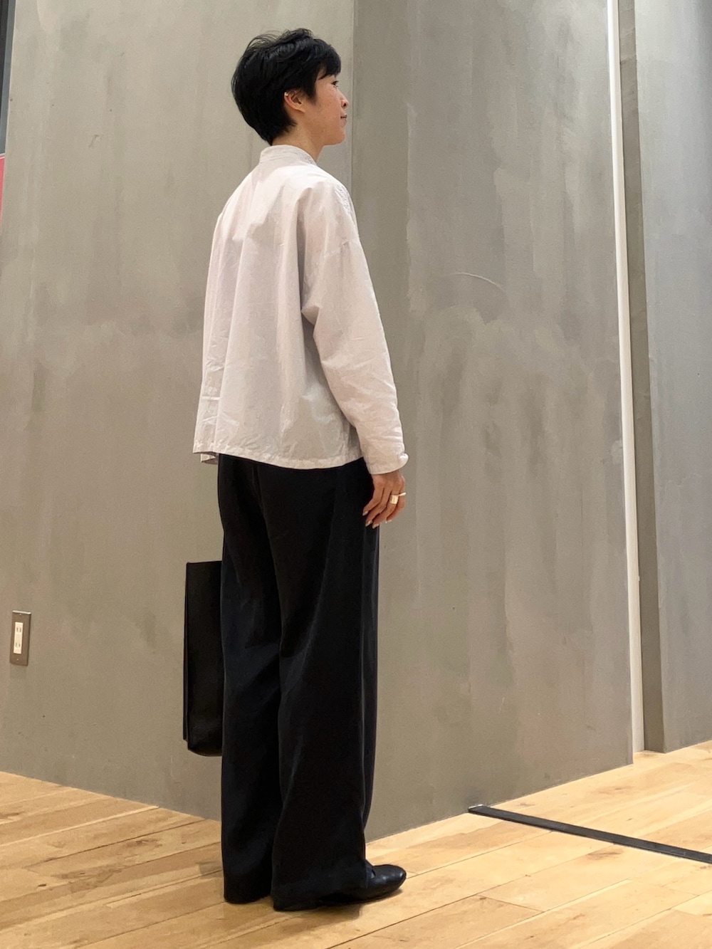 グレー系のシャツ/ブラウス、ブルー系のその他パンツ、ブラック系のハンドバッグを着用したレディースの夏コーディネートの5枚目の写真