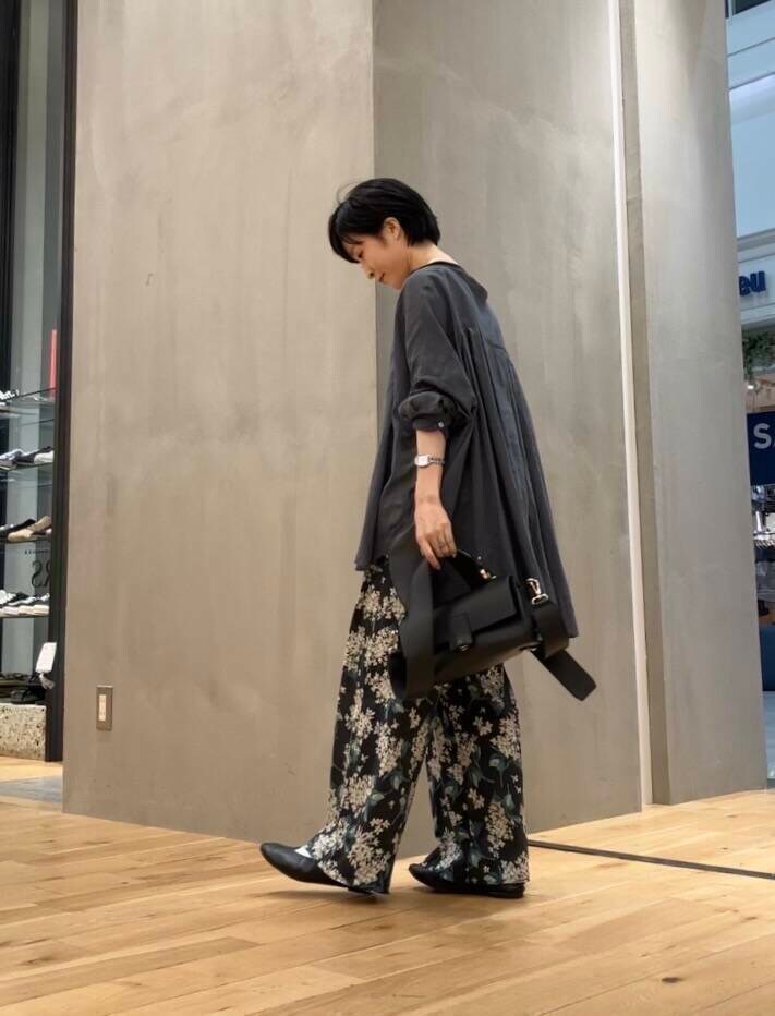 ブラック系のキャミソール、ブラック系のその他パンツ、ブラック系のパンプスを着用したレディースの夏コーディネートの4枚目の写真