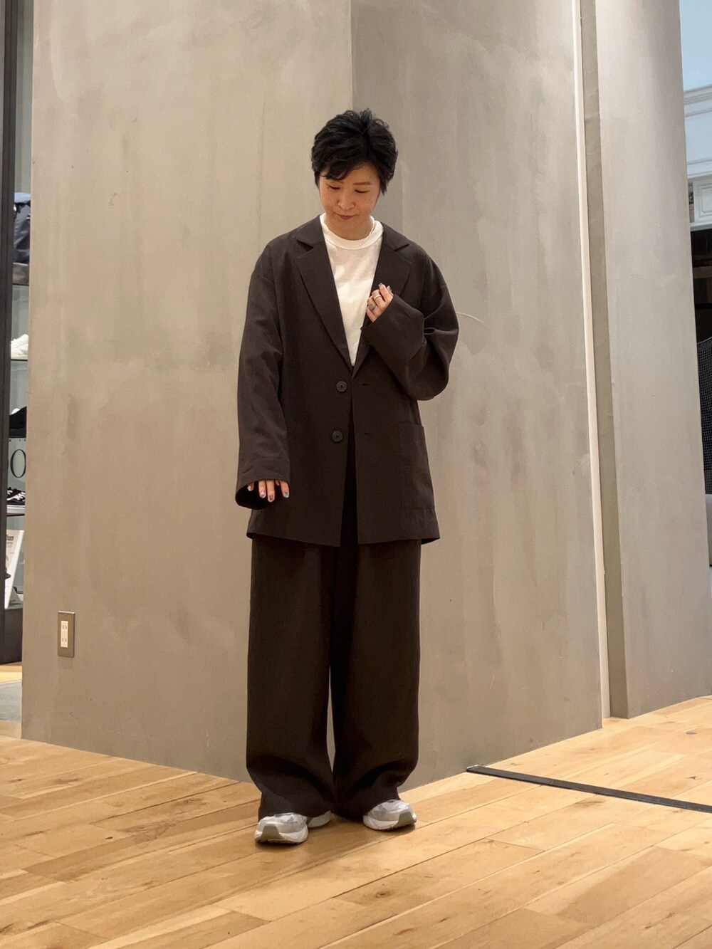 ブラック系のバックパック/リュック、シルバー系のスニーカー、ホワイト系のTシャツ/カットソーを着用したレディースの秋コーディネートの5枚目の写真