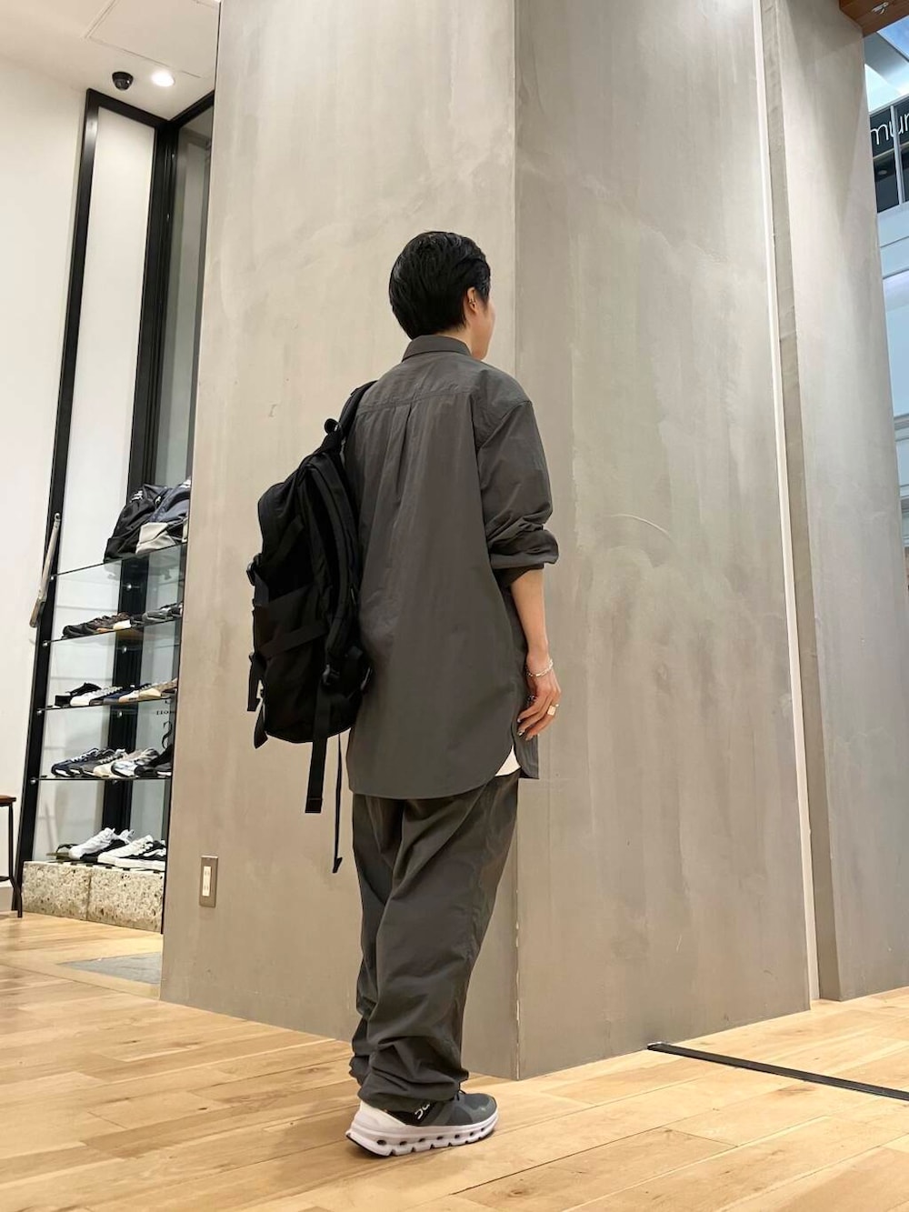 ホワイト系のTシャツ/カットソー、グレー系のシャツ/ブラウス、グレー系のその他パンツを着用したレディースの秋コーディネートの2枚目の写真