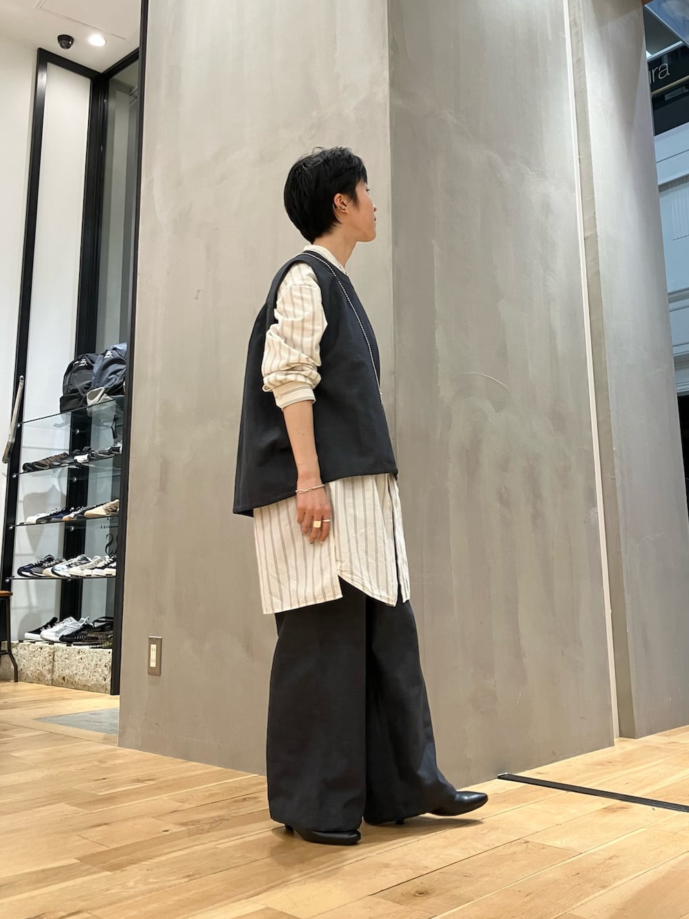 「EKAL、DOORS、FORK&SPOON、AULENTTI、SMELLY、30代前半、低身長、イエべ秋、骨格ナチュラル、ナチュラル×イエベ秋、シューズサイズ23cm〜23.5cm、シャツ、吸水速乾、UVカット」|「EKALの『吸水速乾/UVカット』ハイツイストフレンチスリーブブラウス(シャツ/ブラウス、グレー系)」を使った、よねむらあやさん(レディース・150cm)の秋コーディネートの2枚目の写真