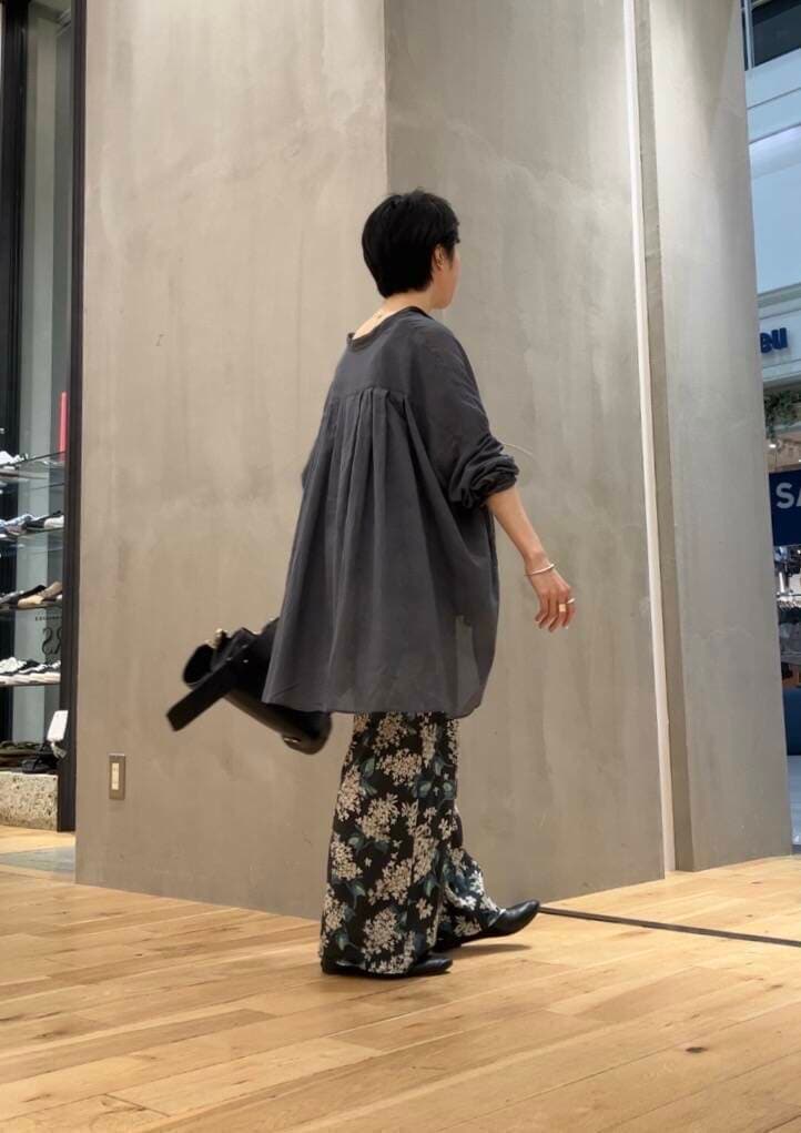 ブラック系のキャミソール、ブラック系のその他パンツ、ブラック系のパンプスを着用したレディースの夏コーディネートの2枚目の写真