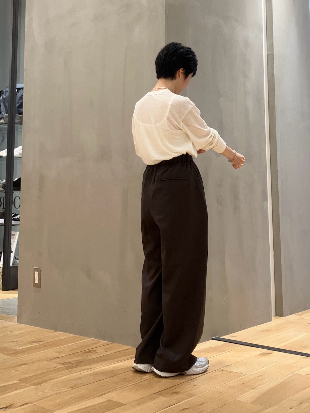 ブラック系のバックパック/リュック、シルバー系のスニーカー、ホワイト系のTシャツ/カットソーを着用したレディースの秋コーディネートの8枚目の写真