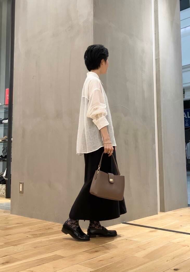 ブラック系のキャミソール、ブラック系のスカート、ホワイト系のシャツ/ブラウスを着用したレディースの夏コーディネートの3枚目の写真