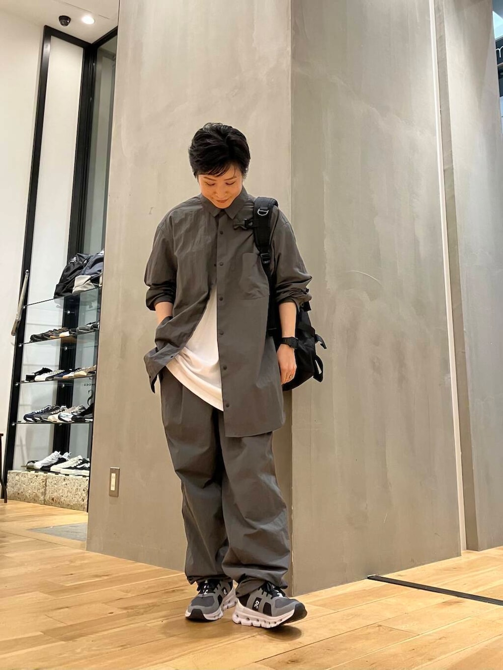 ホワイト系のTシャツ/カットソー、グレー系のシャツ/ブラウス、グレー系のその他パンツを着用したレディースの秋コーディネートの3枚目の写真