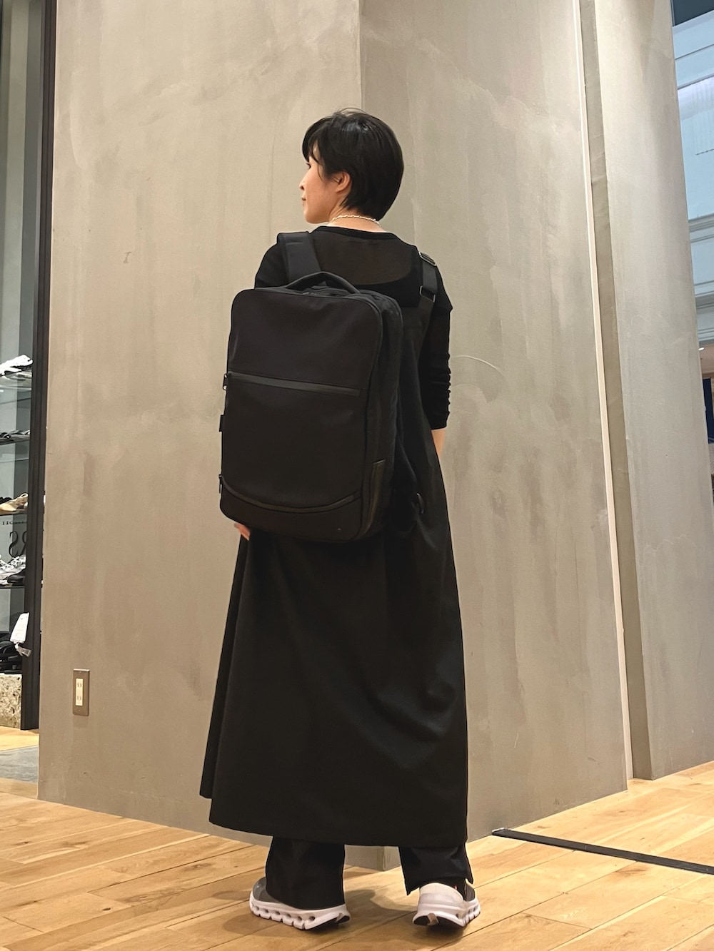 ブラック系のワンピース、ブラック系のその他パンツ、ブラック系のスニーカーを着用したレディースの夏コーディネートの2枚目の写真