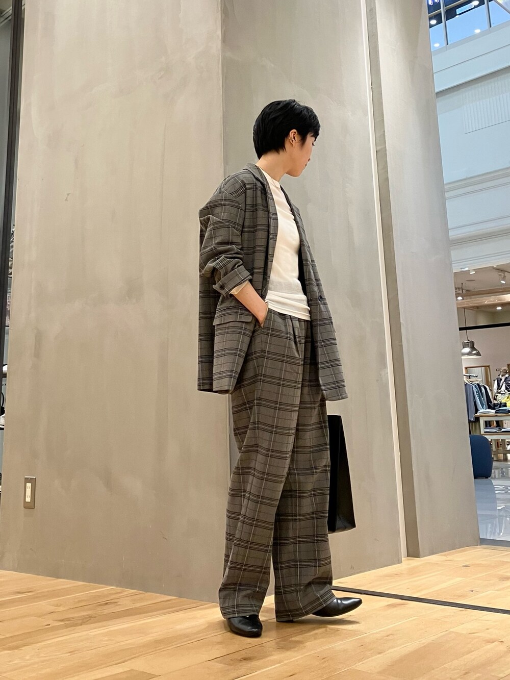 「FORK&SPOON、AudreyandJohnWad、URBAN RESEARCH、URBAN RESEARCH DOORS、Hender Scheme、30代前半、低身長、イエベ秋、骨格ナチュラル、ナチュラル×イエベ秋、シューズサイズ23cm〜23.5cm、ジャケット、パンツスタイル、セットアップ、チェック柄」|「FORK&SPOONの『セットアップ対応/イージーケア』FORK&SPOON ideal stretchイージーパンツ(その他パンツ、その他)」を使った、よねむらあやさん(レディース・150cm)の秋コーディネートの5枚目の写真