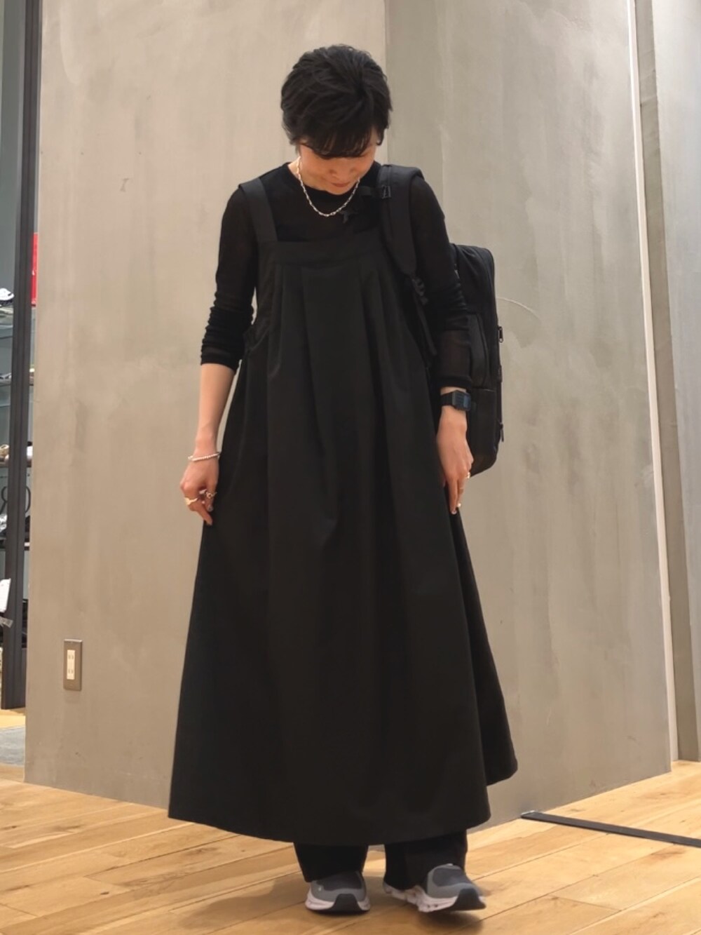ブラック系のワンピース、ブラック系のその他パンツ、ブラック系のスニーカーを着用したレディースの夏コーディネートの4枚目の写真