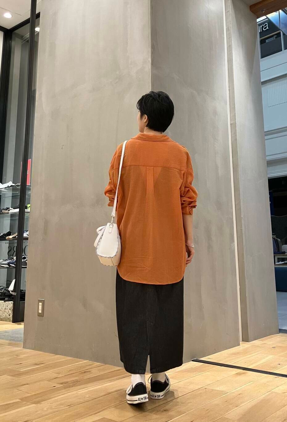 ブラック系のワンピース、ブラック系のスニーカー、ホワイト系のショルダーバッグを着用したレディースの夏コーディネートの4枚目の写真