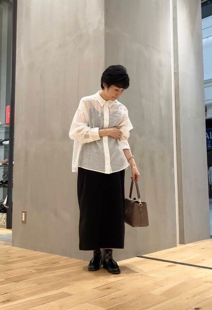 ブラック系のキャミソール、ブラック系のスカート、ホワイト系のシャツ/ブラウスを着用したレディースの夏コーディネートの2枚目の写真