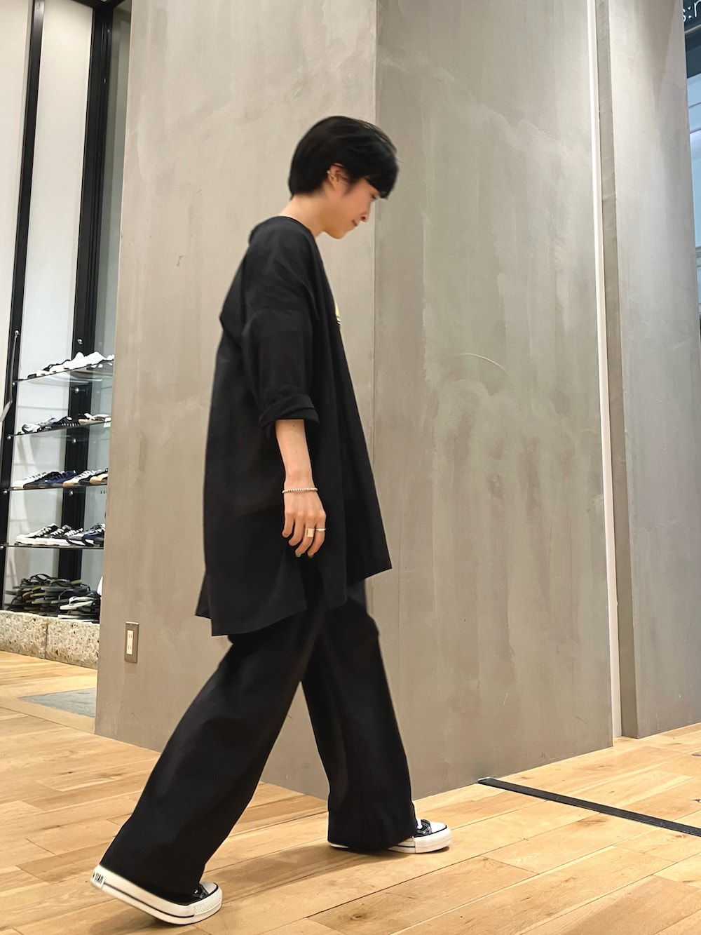 ブラック系のシャツ/ブラウス、イエロー系のTシャツ/カットソー、ブラック系のスニーカーを着用したレディースの夏コーディネートの4枚目の写真