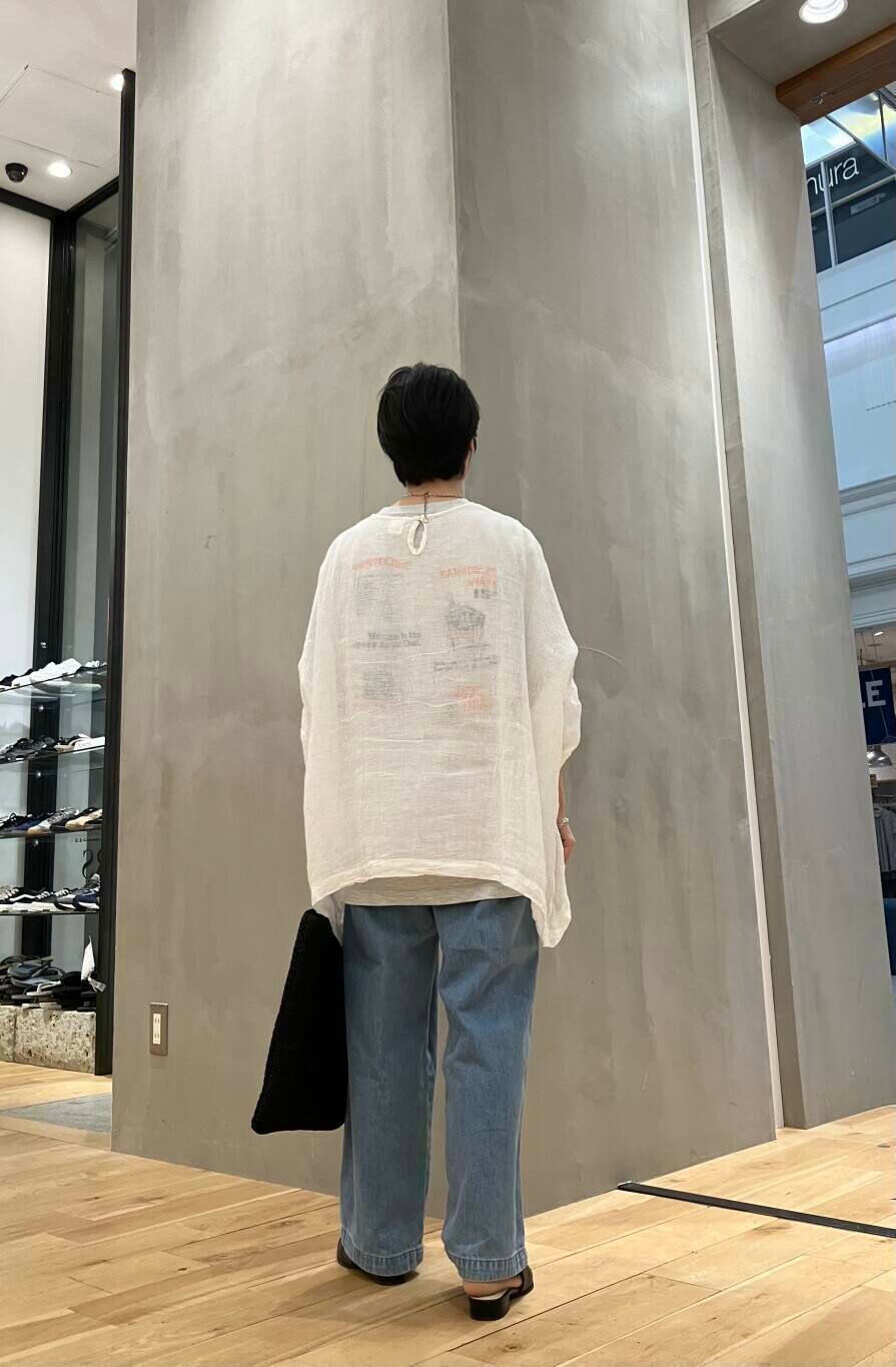 グレー系のTシャツ/カットソー、ブラック系のサンダル、ブルー系のデニムパンツを着用したレディースの夏コーディネートの4枚目の写真